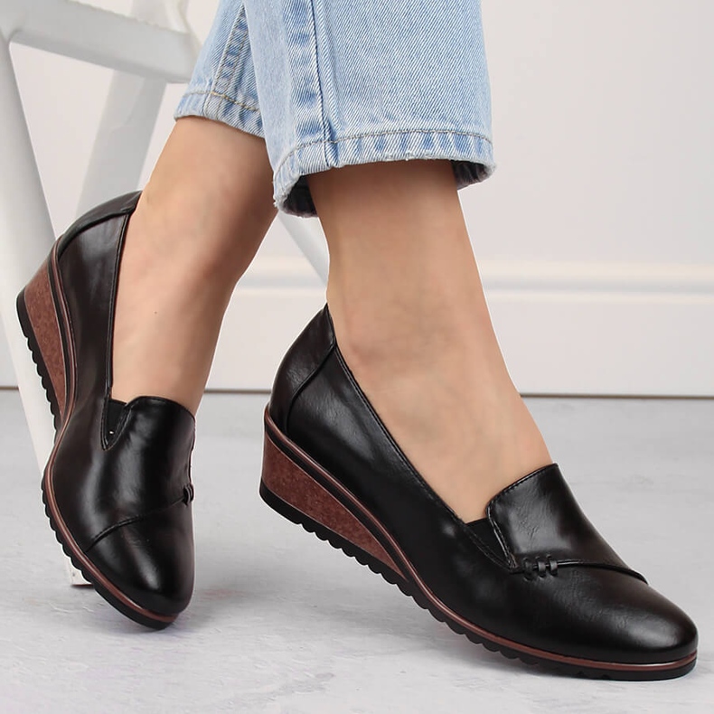 Női fekete bebújós ékcipő Potocki SZ12345 1