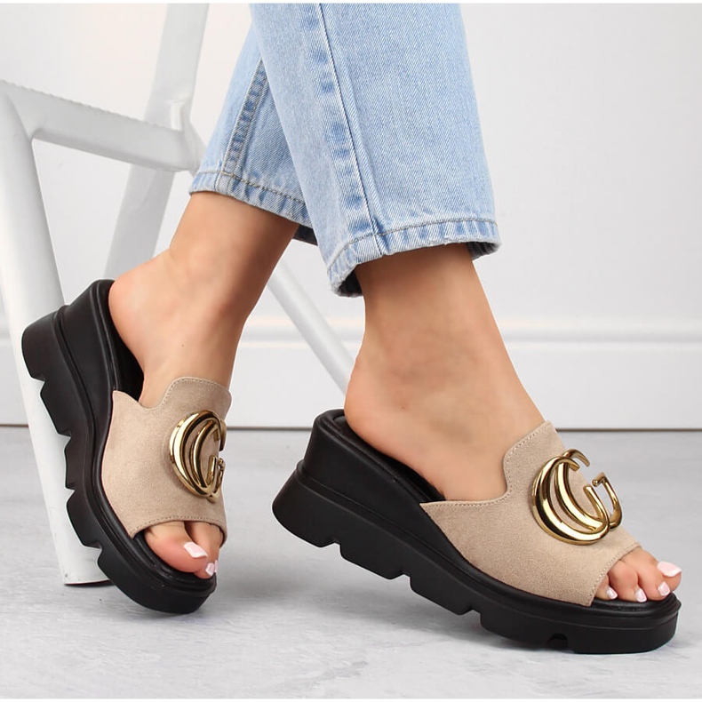 Bézs színű női velúr ékpapucs Vinceza 58295 1