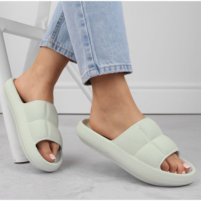 Női világoszöld papucs Vinceza 76052 1