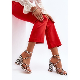 Divatos fehér és fekete magassarkú szandál Josette 1