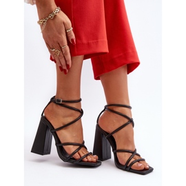 Divatos fekete Josette magassarkú szandál 2