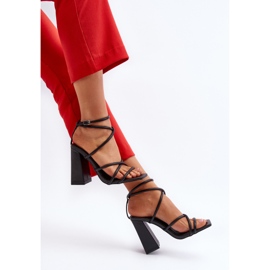 Divatos fekete Josette magassarkú szandál 1