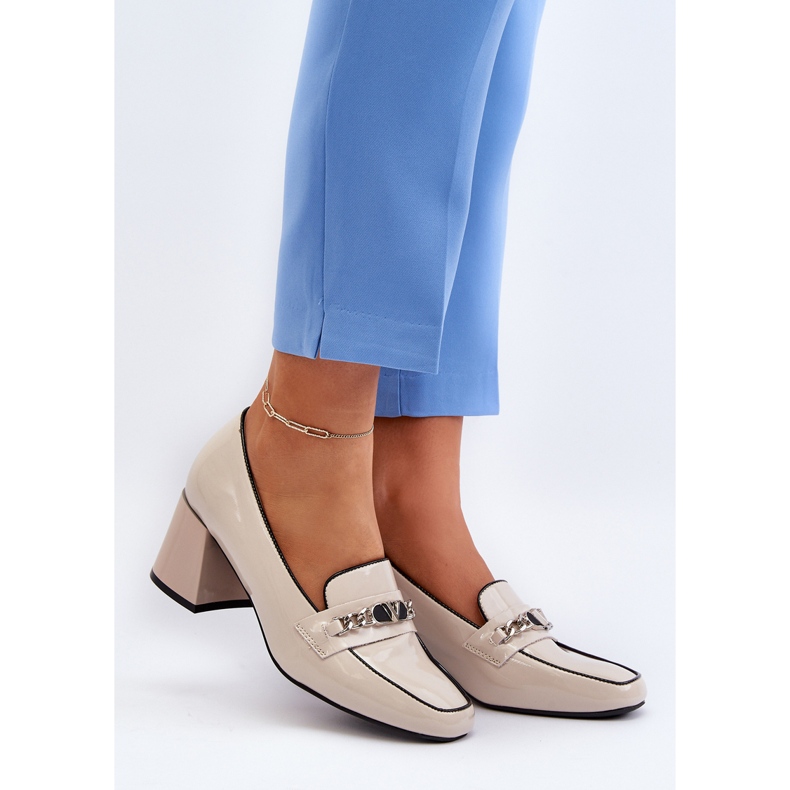 Vinceza Lakkozott alacsony sarkú pumpák bézs mák díszítéssel 1