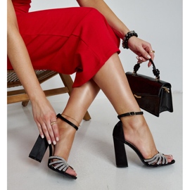 Fekete fényes, magas sarkú szandál a Zrinkától 1