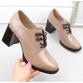 Női lakkcipő dekoratív sarokkal, bézs Vinceza 63510 1