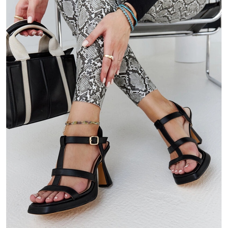 Fekete magas sarkú szandál Pirjo ökobőrből 1