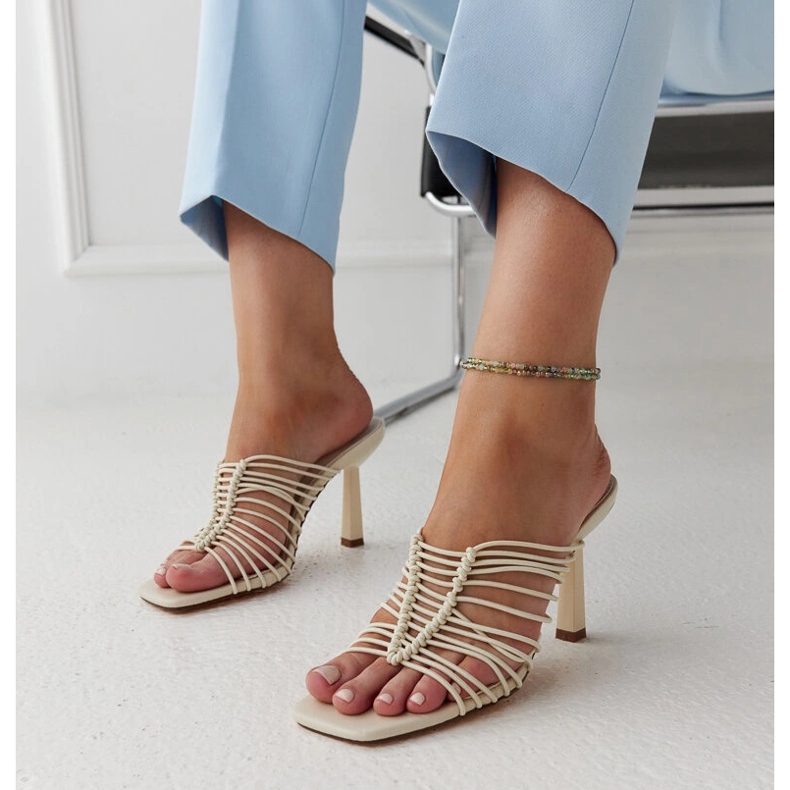 Világos bézs magas sarkú szandál a Borna márkától 1