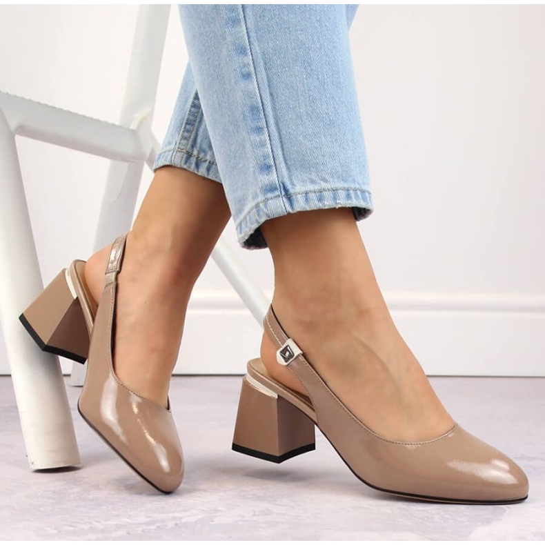 Vinceza W JAN271 bézs lakkszandál 1