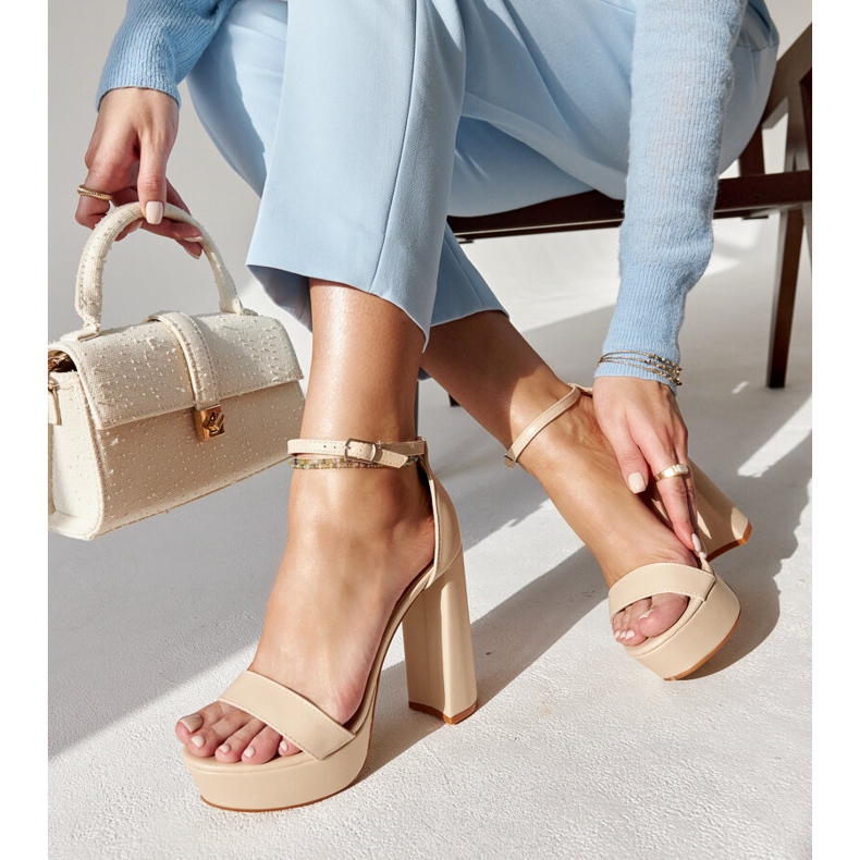 Sille bézs színű magas sarkú szandál 2