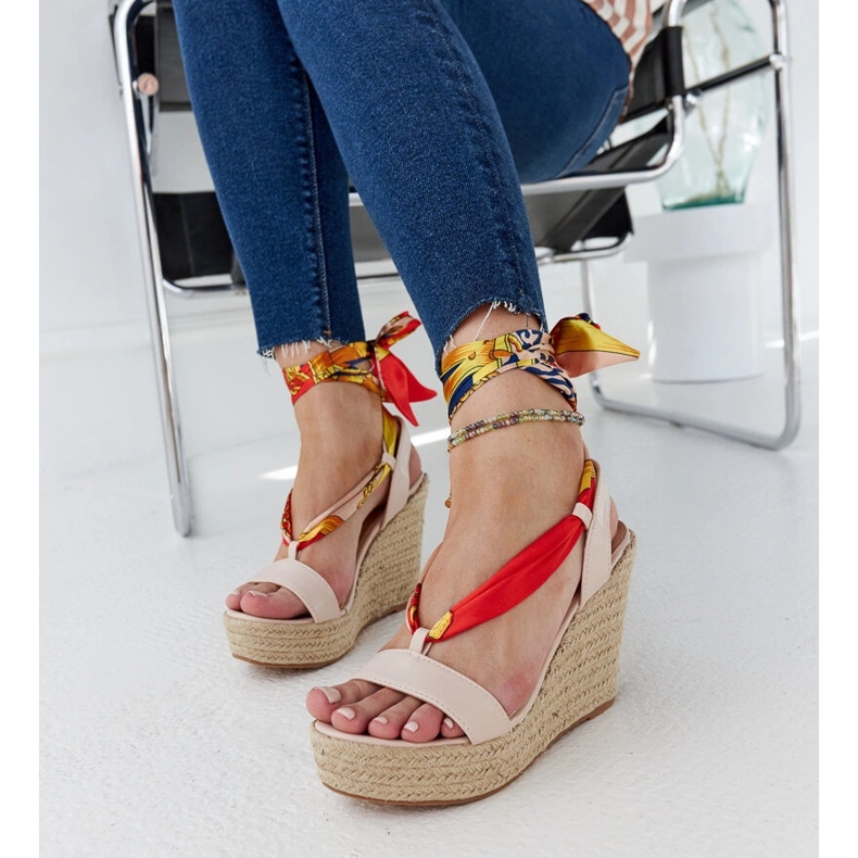 Aziza bézs színű fűzős szandál 1