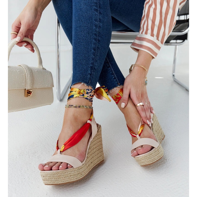 Aziza bézs színű fűzős szandál 2