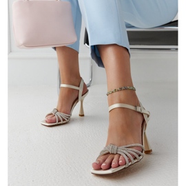 Világos bézs fényes, magas sarkú szandál az Ankica márkától 1