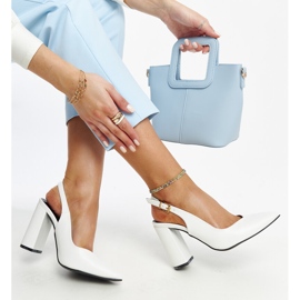 Fehér nyitott sarkú pumpák a Wechslertől 1