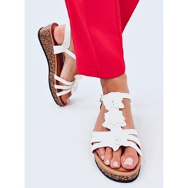 Fisken Fehér virágos ékszandál 1