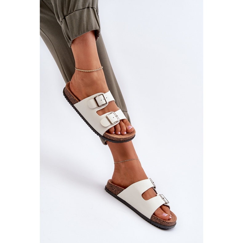 Női papucs csatokkal, fehér 1