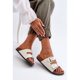 Női papucs csatokkal, fehér 2