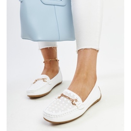 Adila fehér mokaszin díszcsattal 1