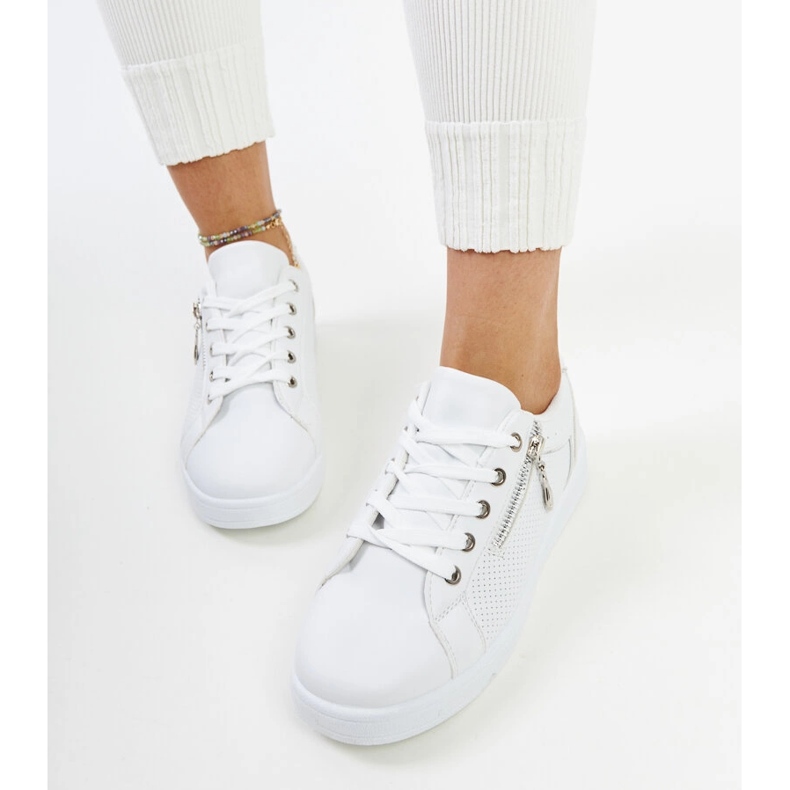 Chiusi perforációval díszített fehér sportcipő 2