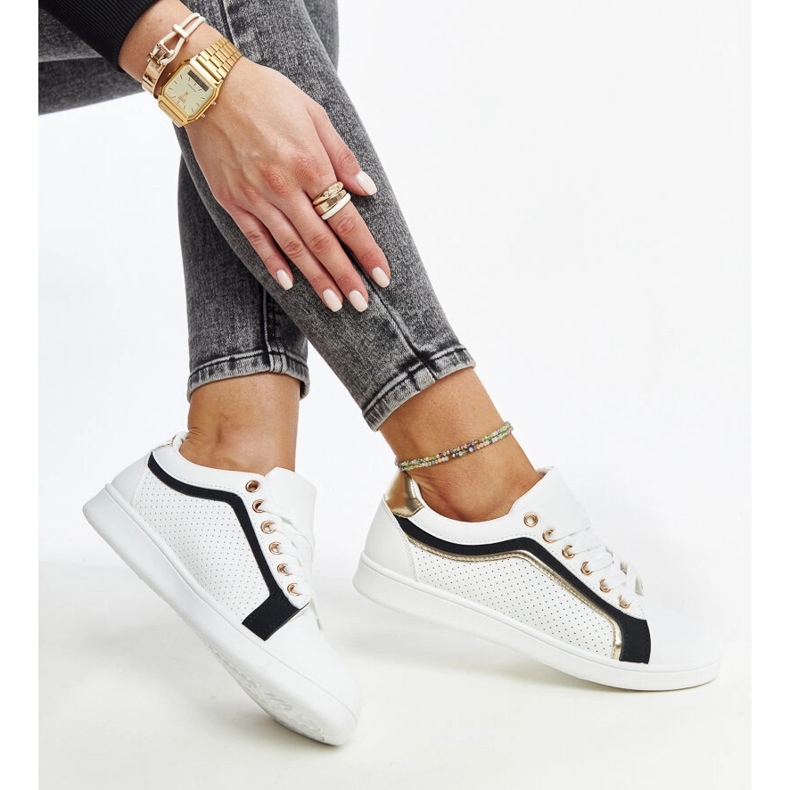 Fehér és fekete tornacipők az Amala platformon 1