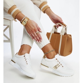 Fehér és arany tornacipők a Nihad gumiplatformon 1