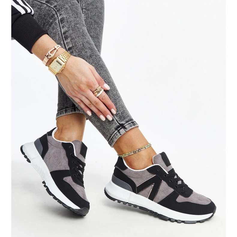 Fekete és szürke tornacipők a Sanela platformon 1