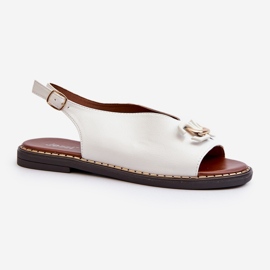 Női lapos sarkú szandál díszítéssel, fehér Loraeleh 1