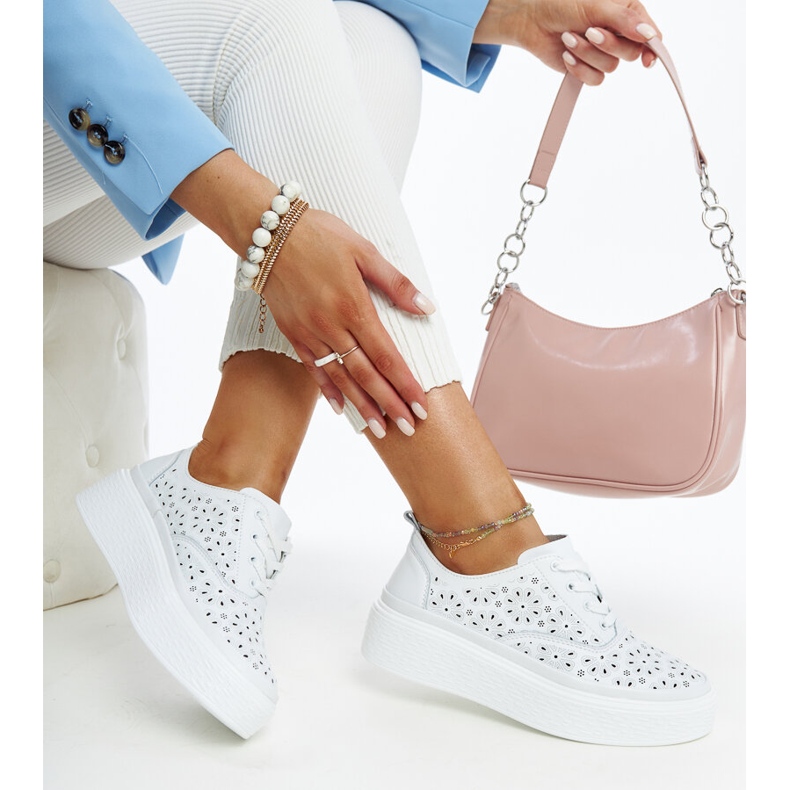 Kék bőr cipő díszcsattal fehér 1