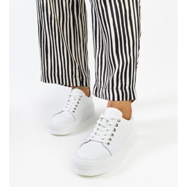 Fehér bőrcipő díszcsattal 1