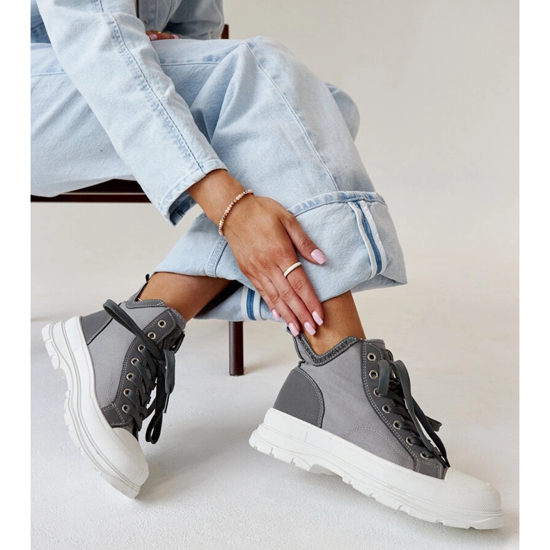 Nura magas, szürke tornacipő bemélyedésekkel 1