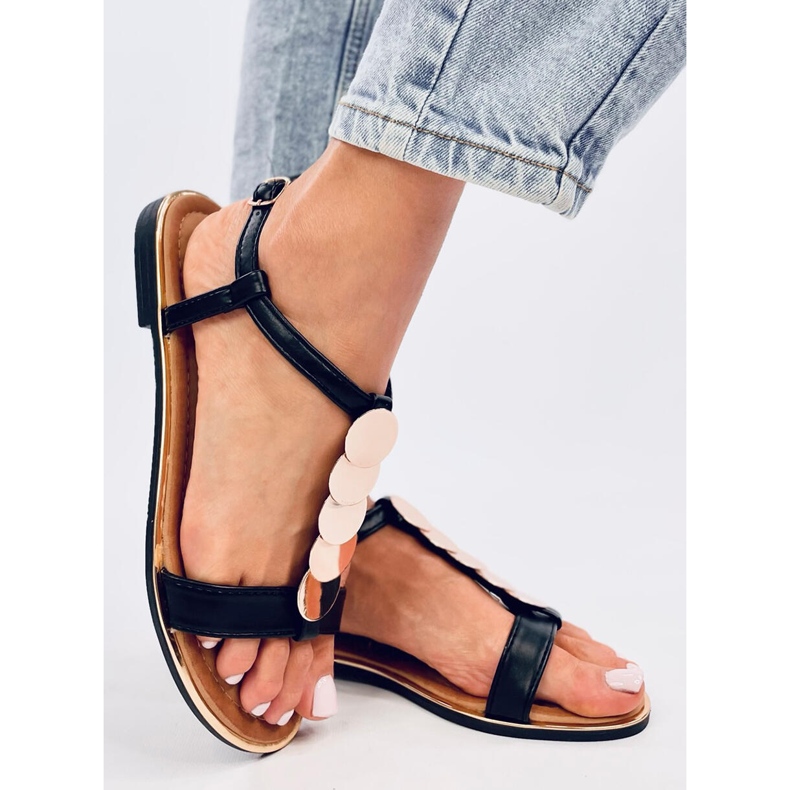 Ennes fekete szandál arany díszítéssel 2