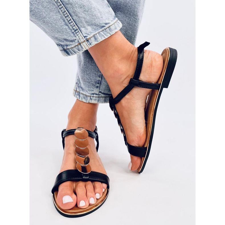 Ennes fekete szandál arany díszítéssel 1