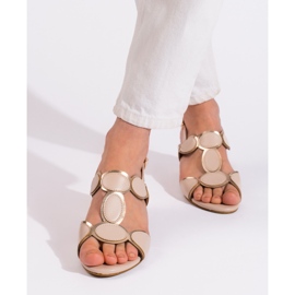 Goodin Bézs színű női szandál csattal 2