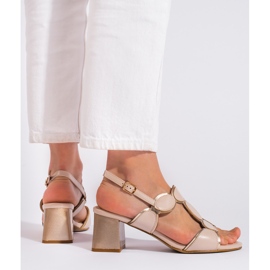 Goodin Bézs színű női szandál csattal 1