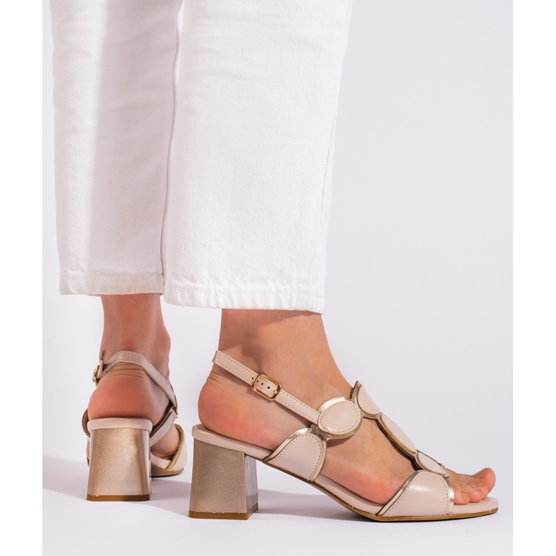 Goodin Bézs színű női szandál csattal 1