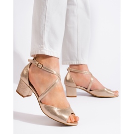 Goodin Női arany színű, alacsony sarkú szandál aranysárga 2