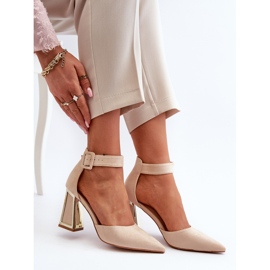 Velúr pumpák egy magas sarkú bézs Lodho-n 1