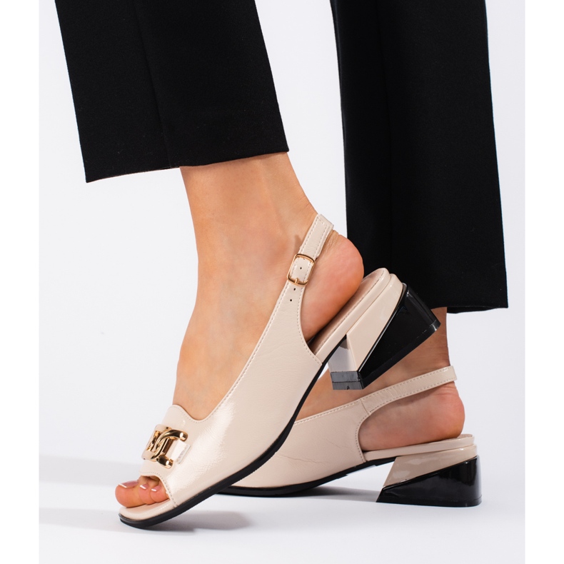 Goodin Bézs lakkbőr alacsony sarkú szandál 2