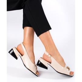 Goodin Bézs lakkbőr alacsony sarkú szandál 1