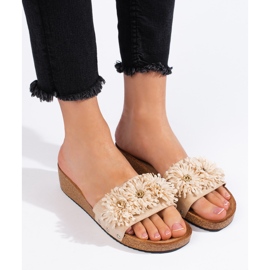 Női bézs velúr papucs virágokkal 2