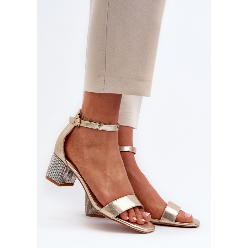 Eco bőrből készült női szandál, díszített magassarkúval, arany Wiatalia aranysárga 2