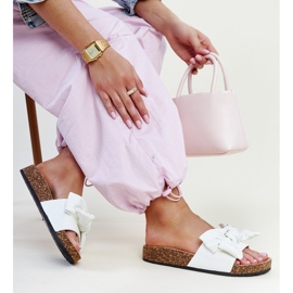 Fehér flip-flop parafa talppal és Petresa masnival 1