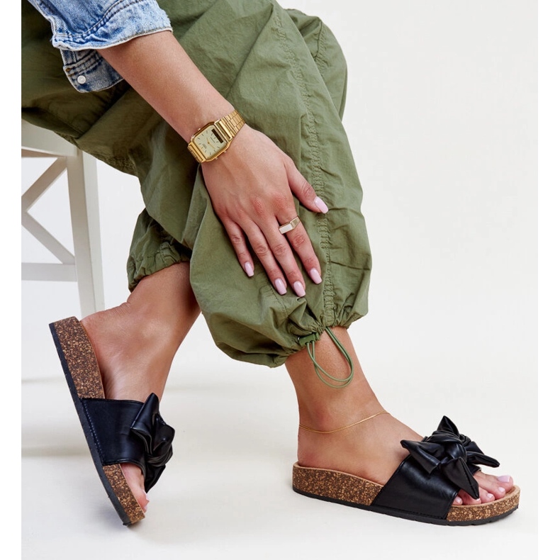 Fekete flip-flop parafa talppal és Petresa masnival 1