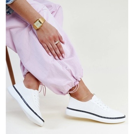 Fehér és fekete áttört Biserka tornacipő 1 Fehér és fekete áttört Biserka tornacipő 1