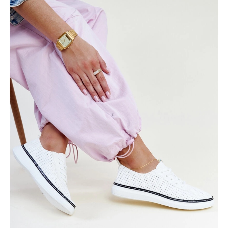 Fehér és fekete áttört Biserka tornacipő 1