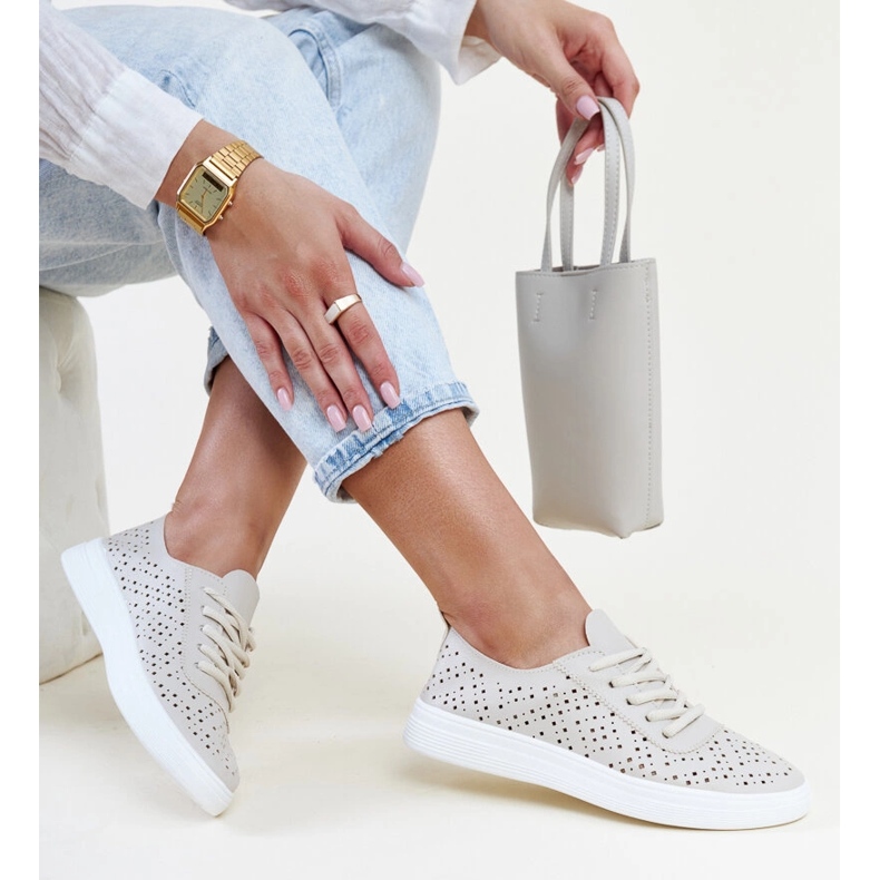 Bézs áttört Manoek tornacipő 1