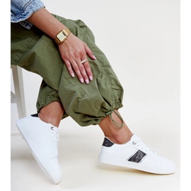 Fehér és fekete tornacipő dekoratív Grada csíkkal 1