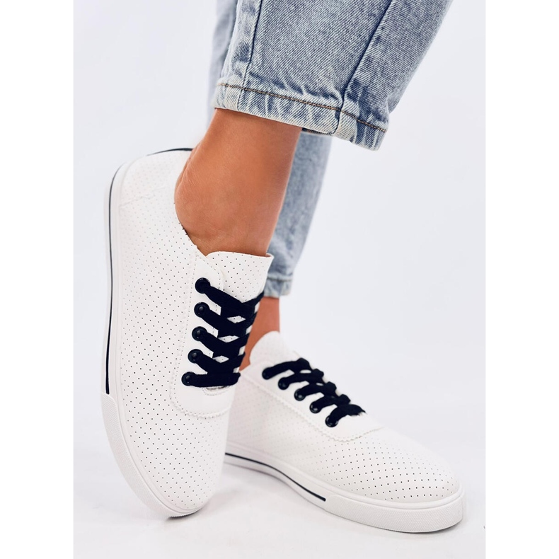 Costier Fekete áttört női tornacipő fehér 2