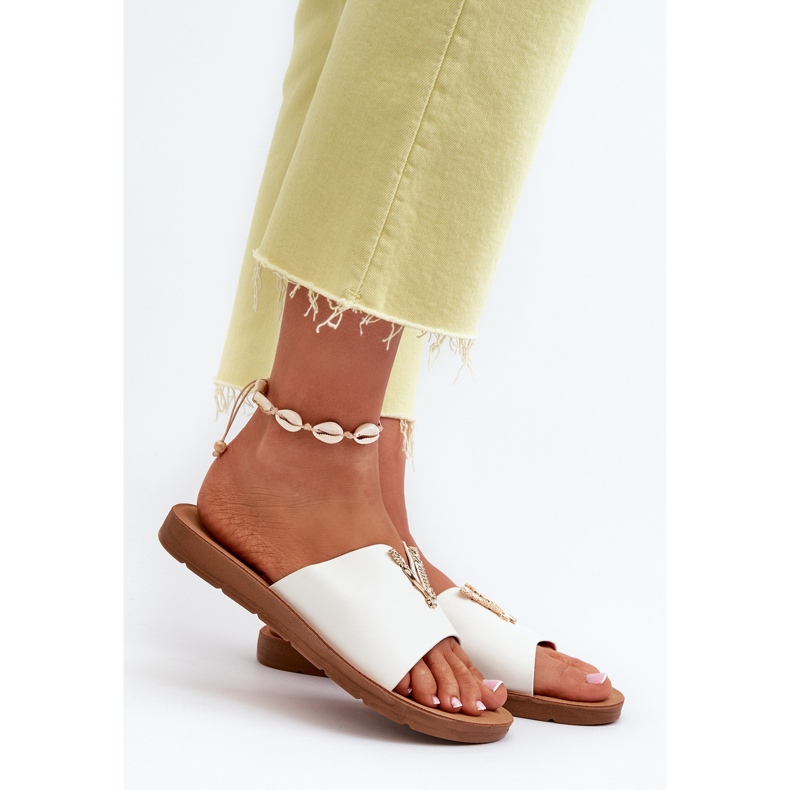 Női papucsok lapos talpon, dekorációval, öko bőrrel, fehér makiaval 2