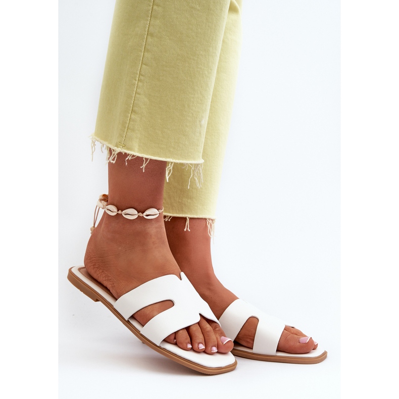 Női lapos papucsok kivágásokkal Fehér Fiviama 2