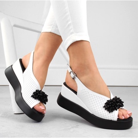 Női bőr ékszandál gyöngyökkel, fehér Filippo DS6076 1